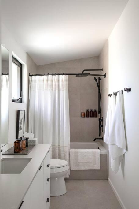 Casa Bramble Luxury 2Bed Suite Near Uofa Hospital Edmonton Exterior photo
